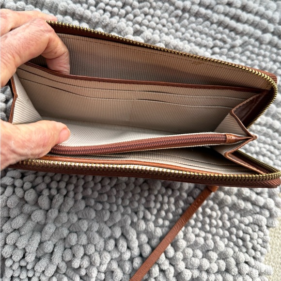 Margot New York Gabby single zip around wristlet, EUC, front slip,goldtone pull - Picture 9 of 13